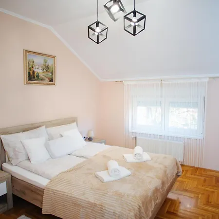 Queen Deluxe Sombor Exterior photo